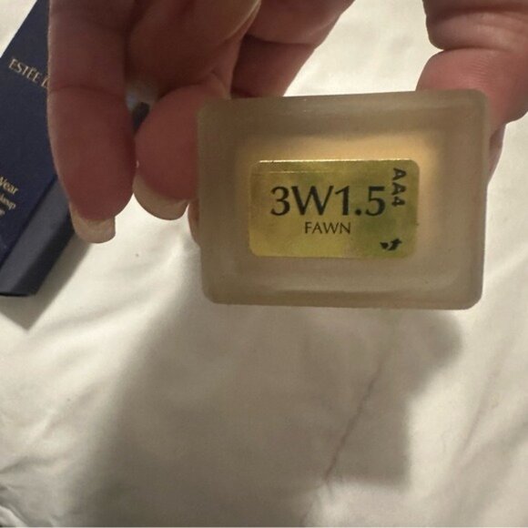 Estee Lauder Double Wear Stay-in-Place Foundation 3W1.5 Fawn - Picture 8 of 9